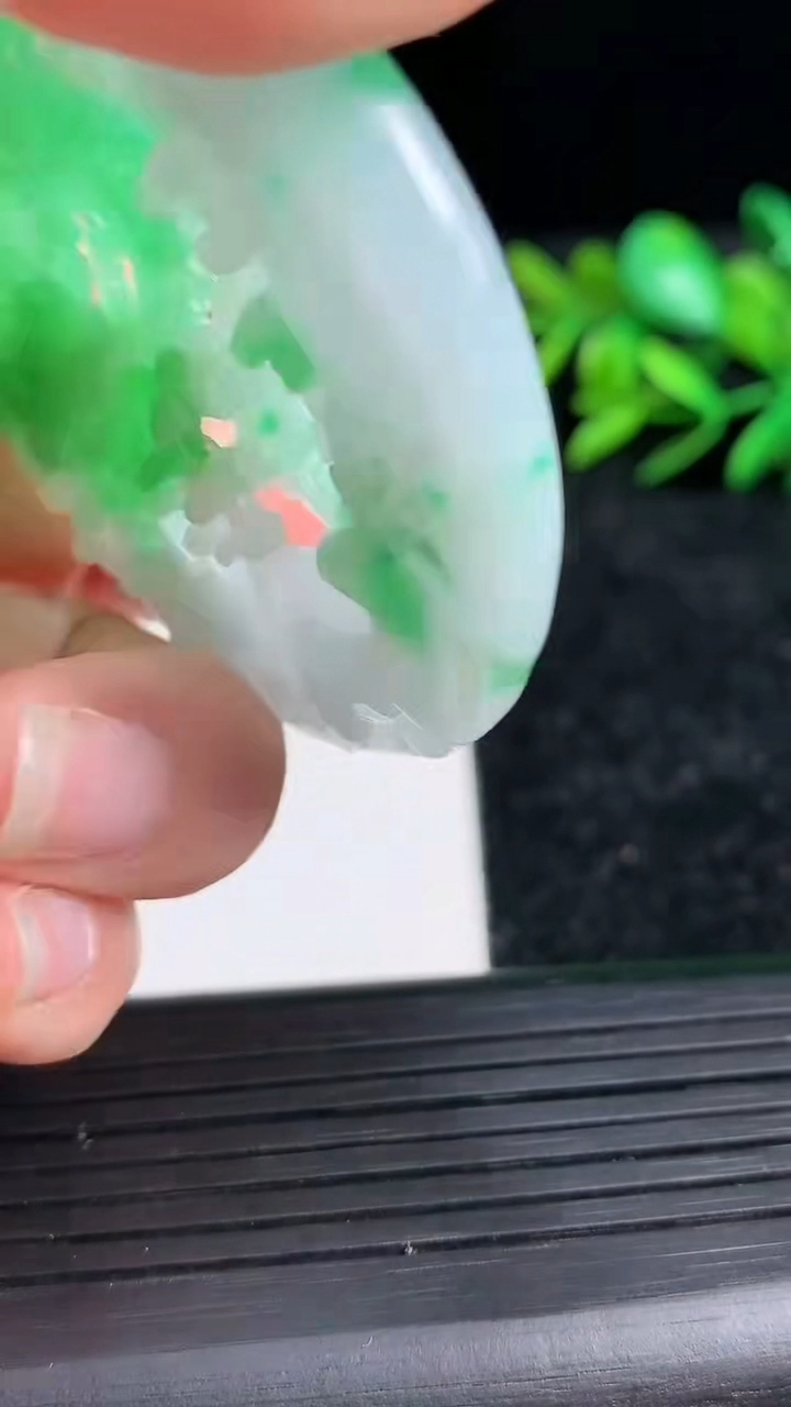 天然A货翡翠梅花鹿吊坠尺寸51.8-6.3重量:27.57g
3月21日