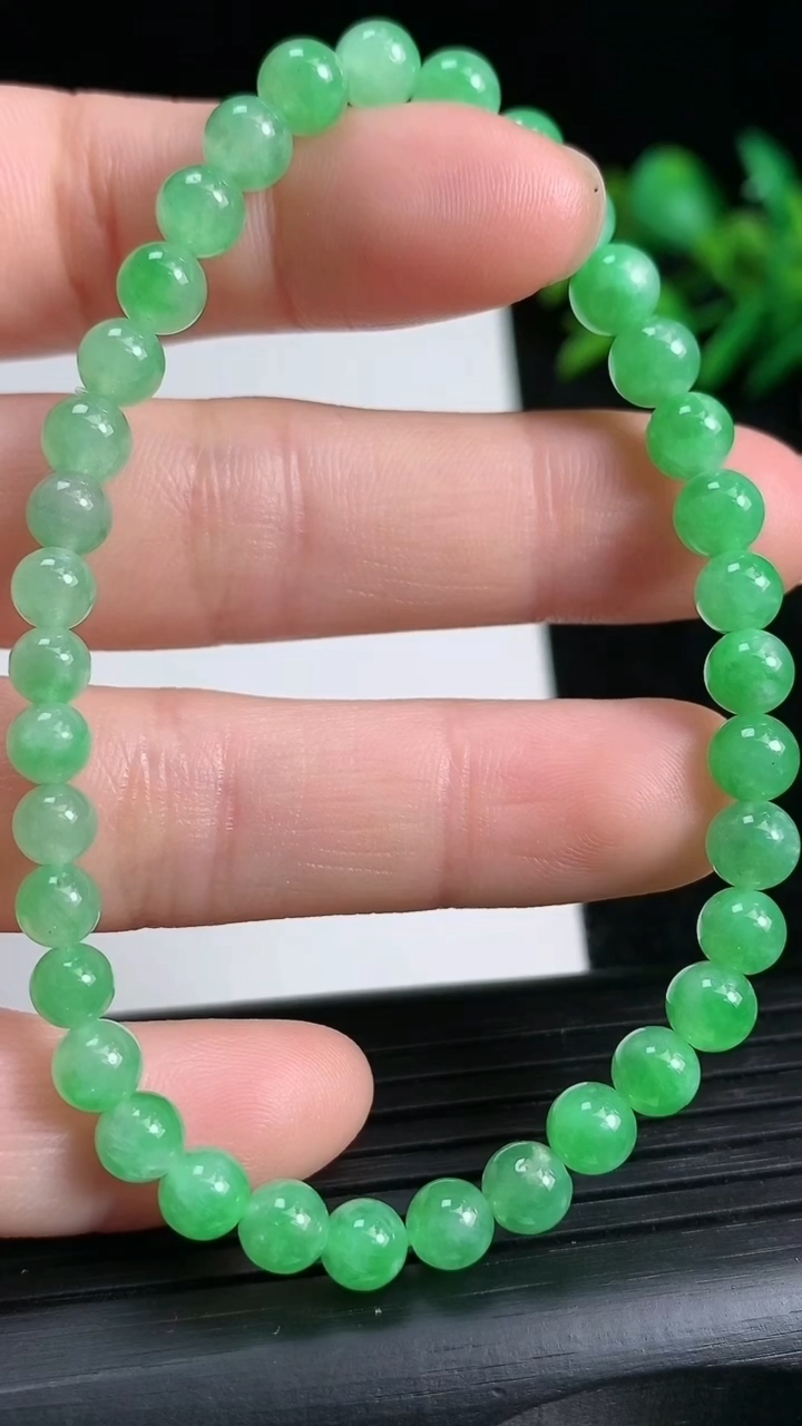 天然A货翡翠圆珠手串尺寸4.9-36颗重量:9.12g3月21日
工厂直销收藏佳品,种好水足，色泽均