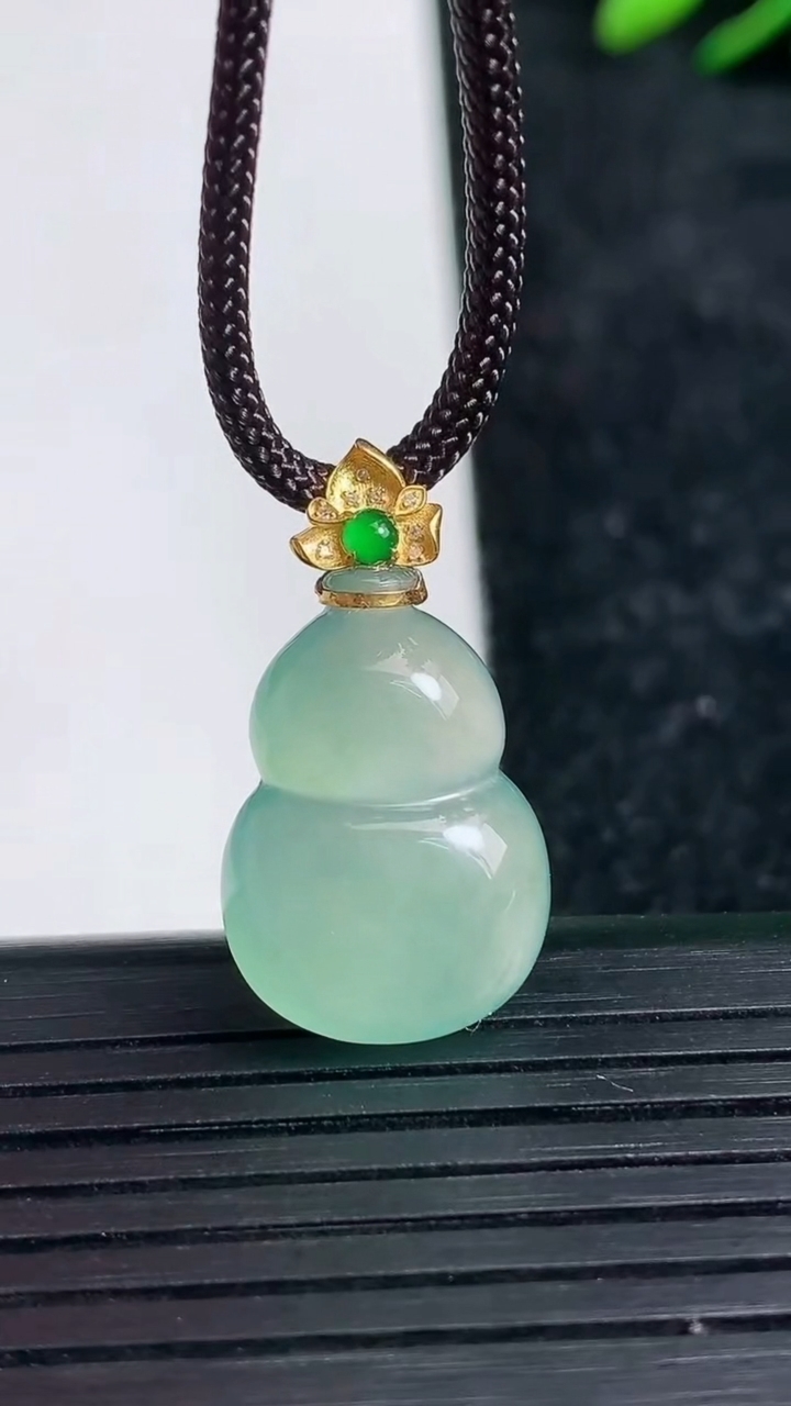 天然A货翡翠葫芦吊坠尺寸20.6-13.8-5.4重量:3.12g
3月21日