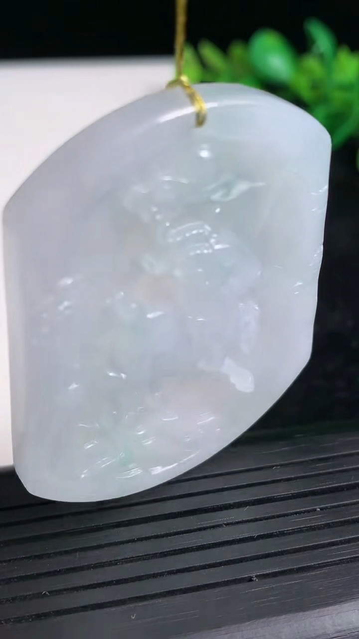 天然A货翡翠生肖羊吊坠尺寸52.4-42.2-4.6重量:26.16g
3月21日