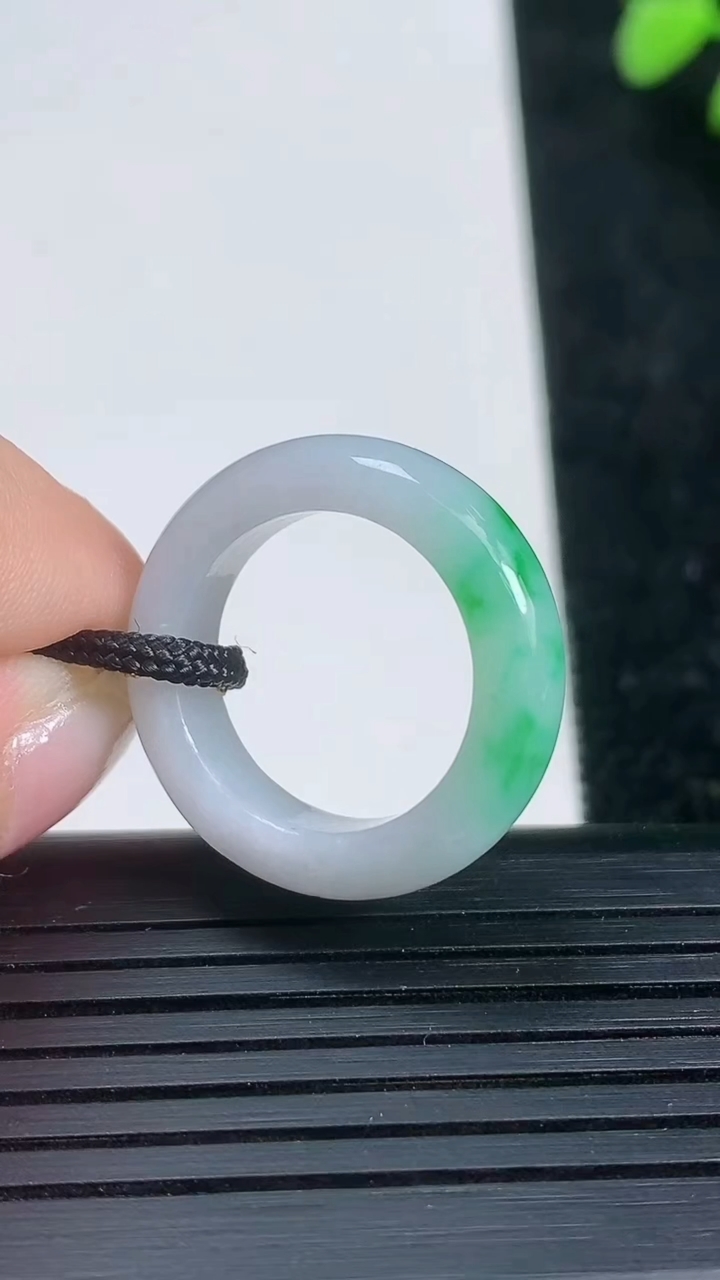 天然A货翡翠指环戒指尺寸16.2-5.3-3.5重量:3.86g2026年3月21日
工厂直销收藏佳