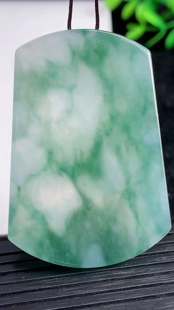 天然A货翡翠飘花无事牌镶嵌件尺寸50.6-34.5-4.9重量:27.74g
3月21日