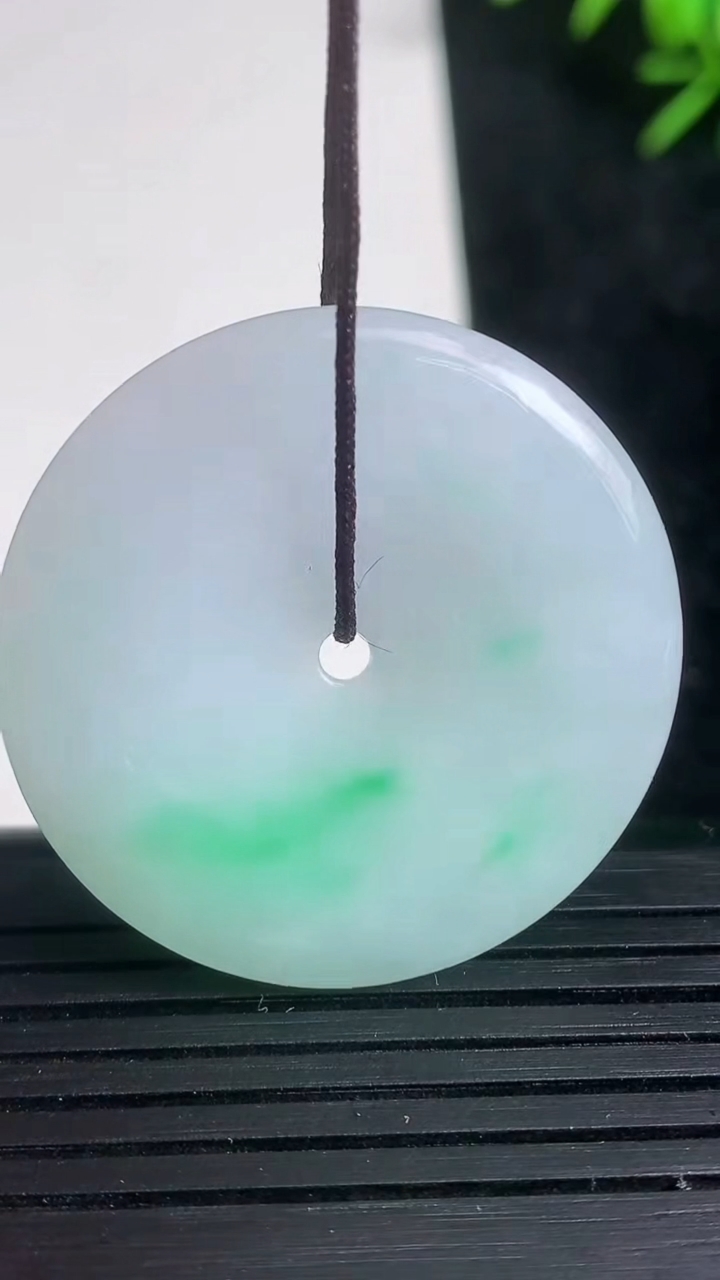 天然A货翡翠平安扣吊坠尺寸33.9-5重量:13.99g
3月21日