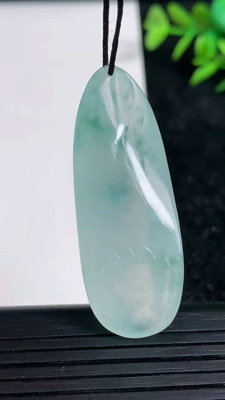 天然A货翡翠冰种飘花金蟾吊坠尺寸46.1-16.5-13.4重量:15.24g
3月21日