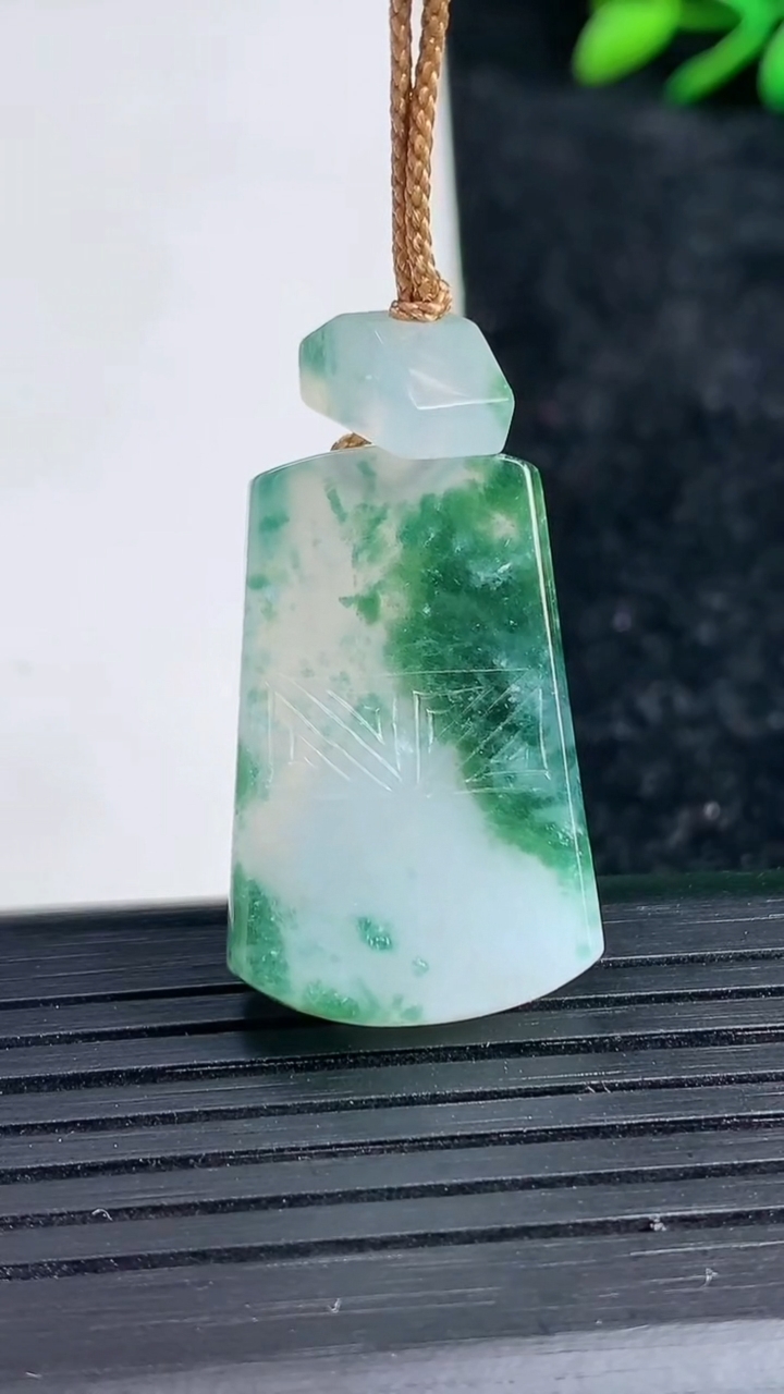 天然A货翡翠冰种飘花仿古无事牌吊坠尺寸27.6-17.8-5.4重量:9.39g
3月21日