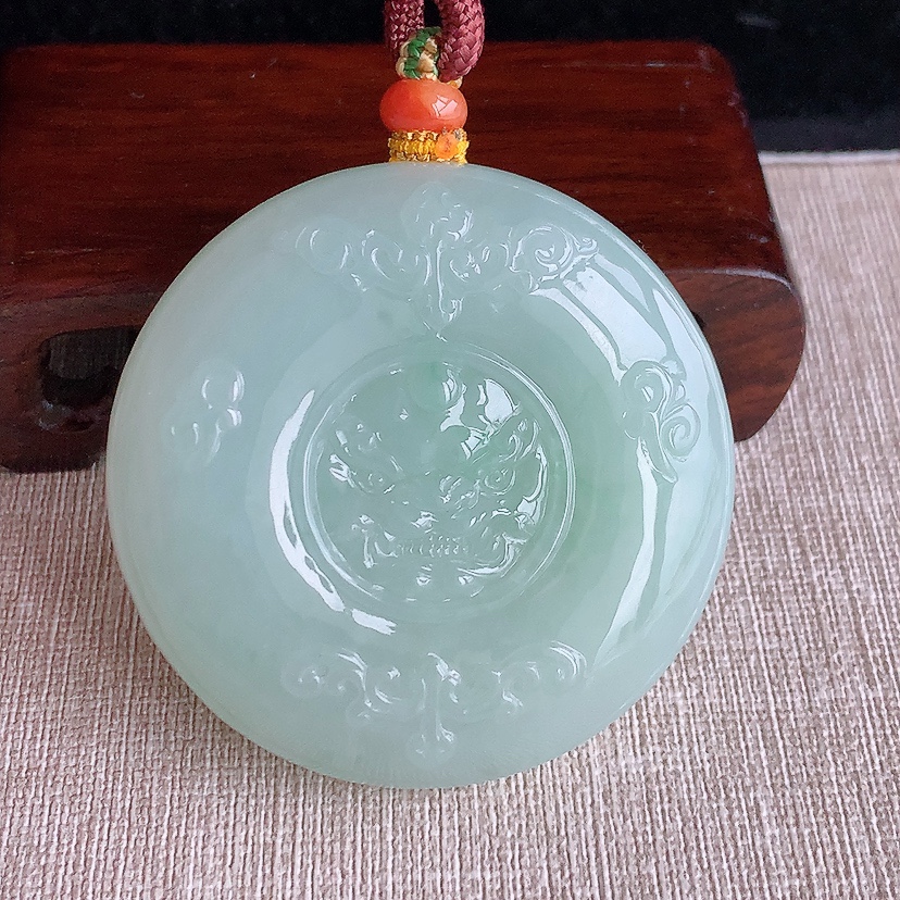 天然A货翡翠晴水仿古牌吊坠 
尺寸54.8-15mm 重量101.68g 0320