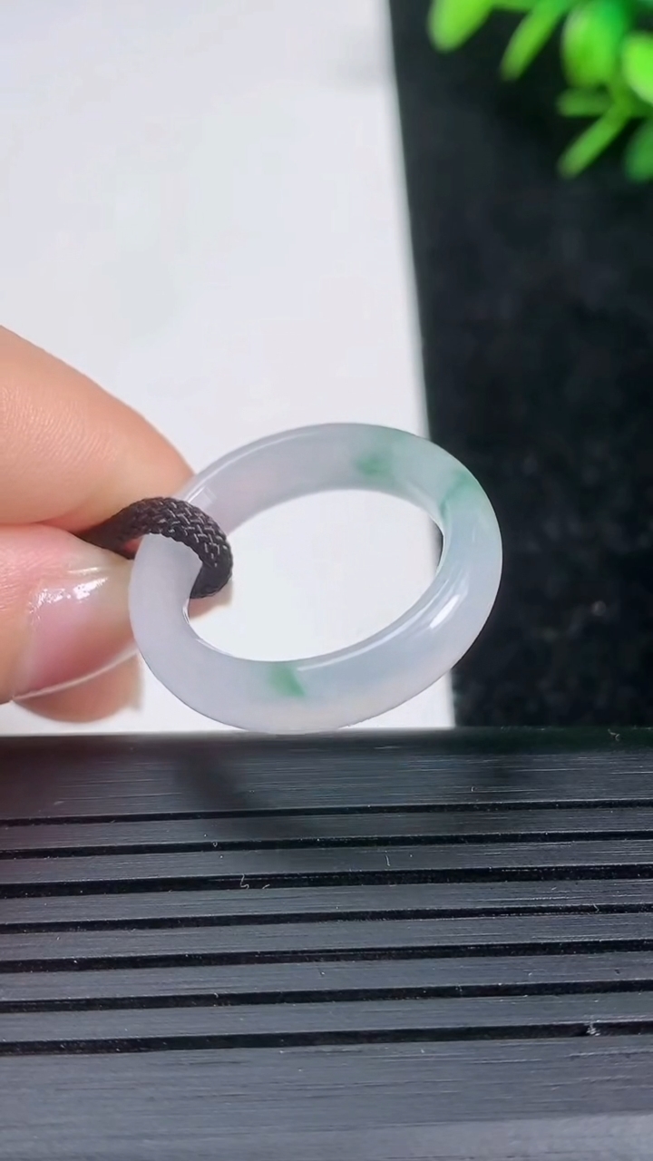 天然A货翡翠冰种飘花指环戒指尺寸18-4.8-3重量:3.60g2026年3月21日
工厂直销收藏佳品,种好水足，色泽均匀，有种有色，上手高大气！