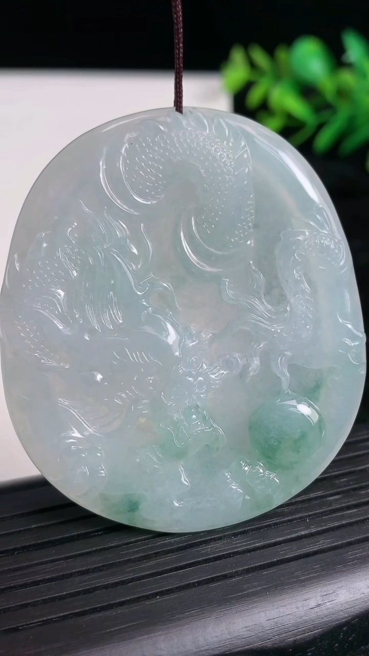 天然A货翡翠飘花龙牌吊坠尺寸54.3-46.9-5重量:29.54g
3月21日