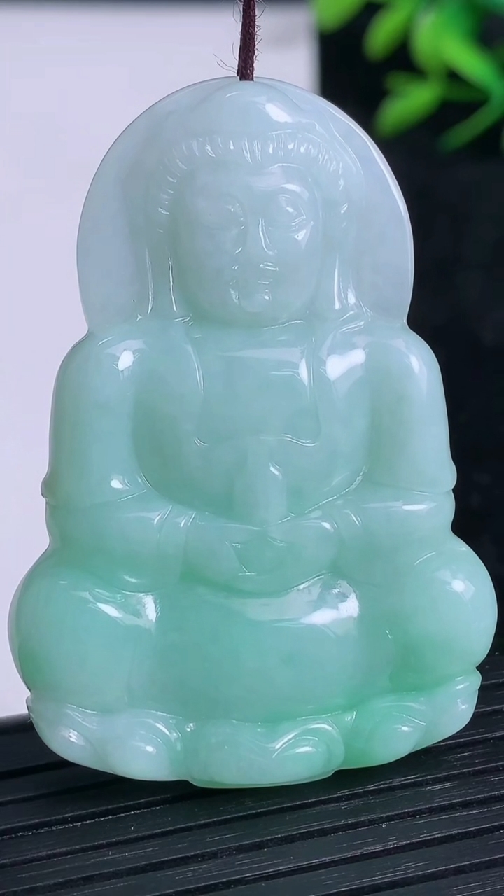 天然A货翡翠观音菩萨吊坠尺寸50.3-35-5.4重量:15.92g
3月21日