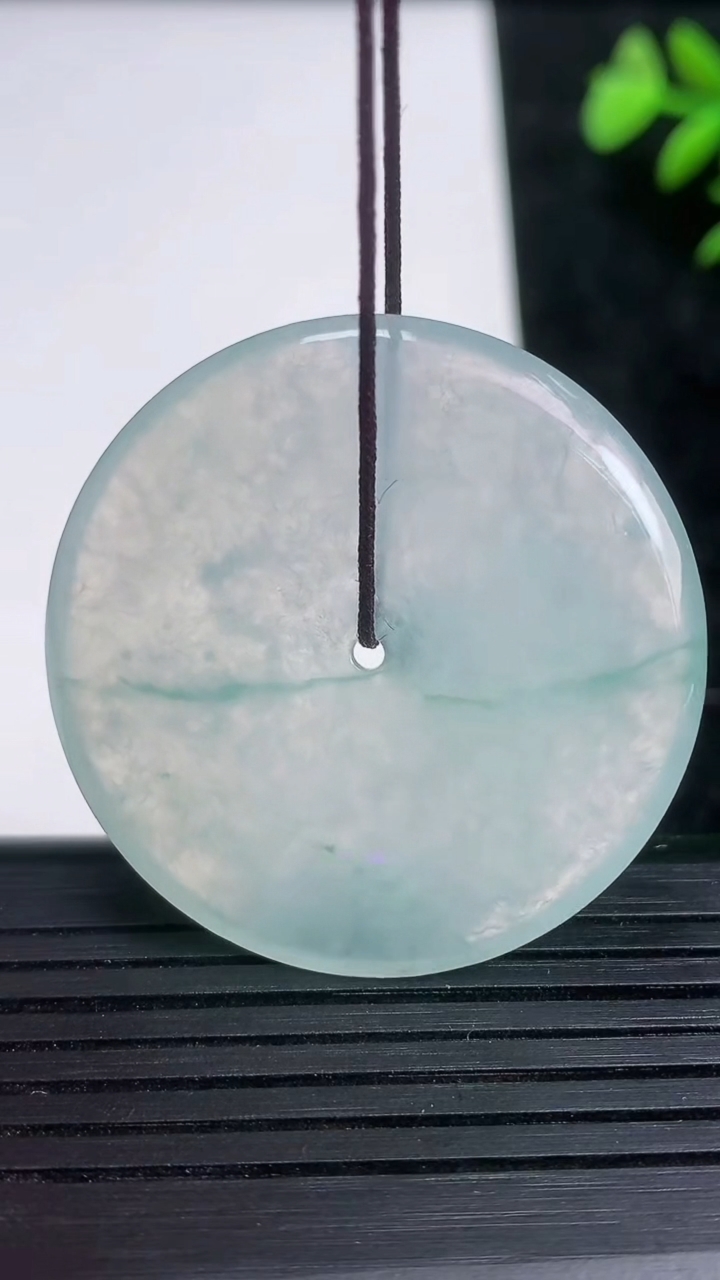 天然A货翡翠冰种飘花平安扣吊坠尺寸37.1-5重量:16.42g
3月21日