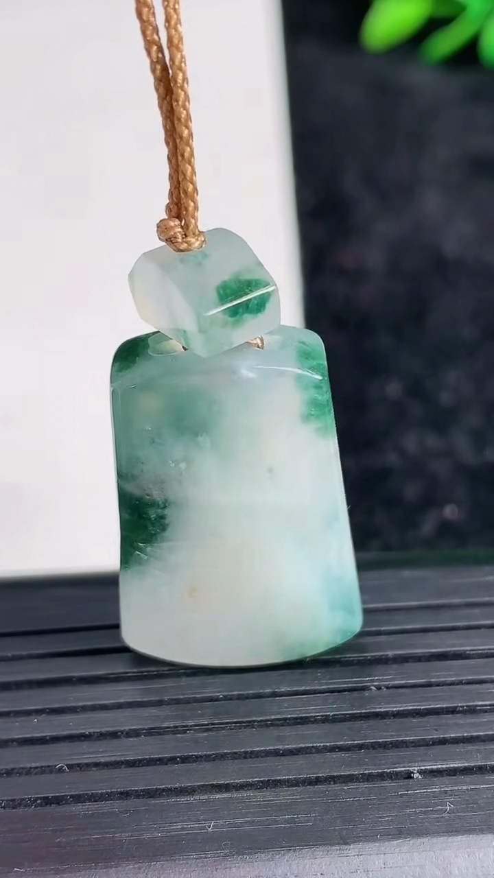 天然A货翡翠冰种飘花仿古无事牌吊坠尺寸27.6-17.8-5.4重量:9.39g
3月21日