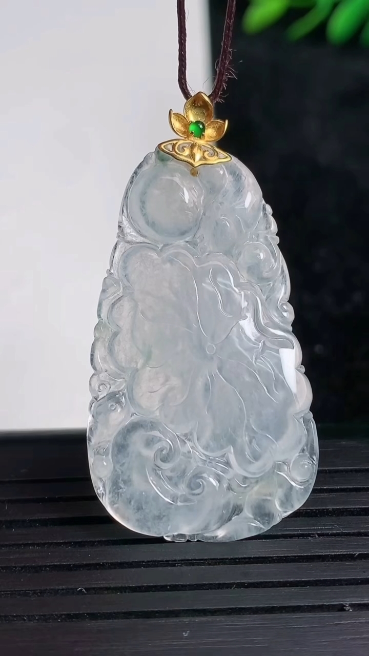 天然A货翡翠种飘花和和美美 荷叶吊坠尺寸39-22.3-3.7重量:6.09g
3月21日