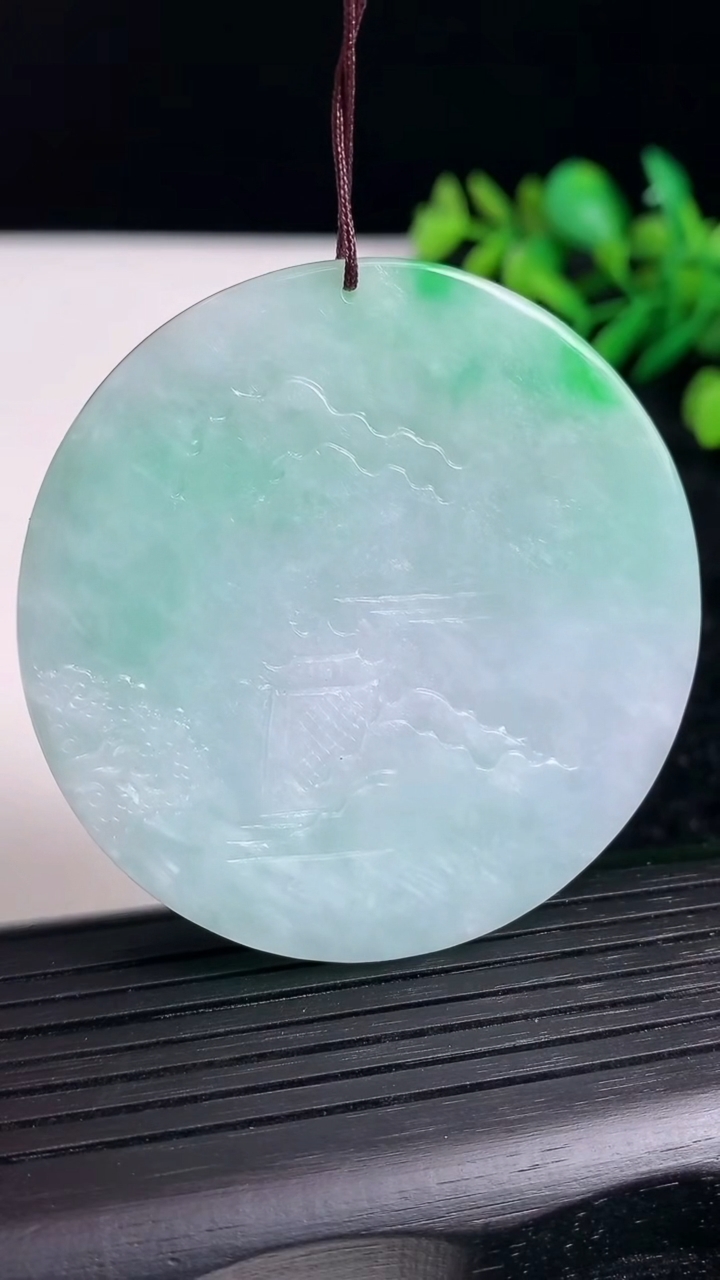 天然A货翡翠山水牌吊坠尺寸53.2-6.9重量:45.81g
3月21日