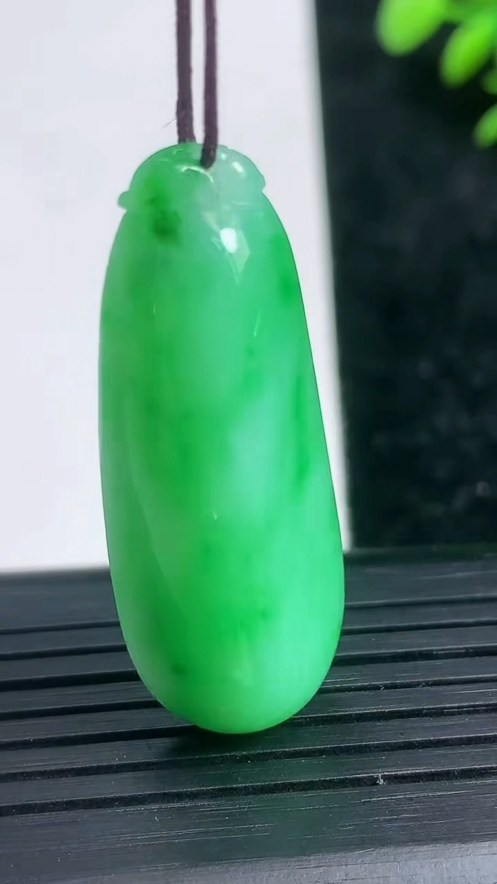 天然A货翡翠福瓜吊坠尺寸40-15-9.2重量:10.17g
3月21日