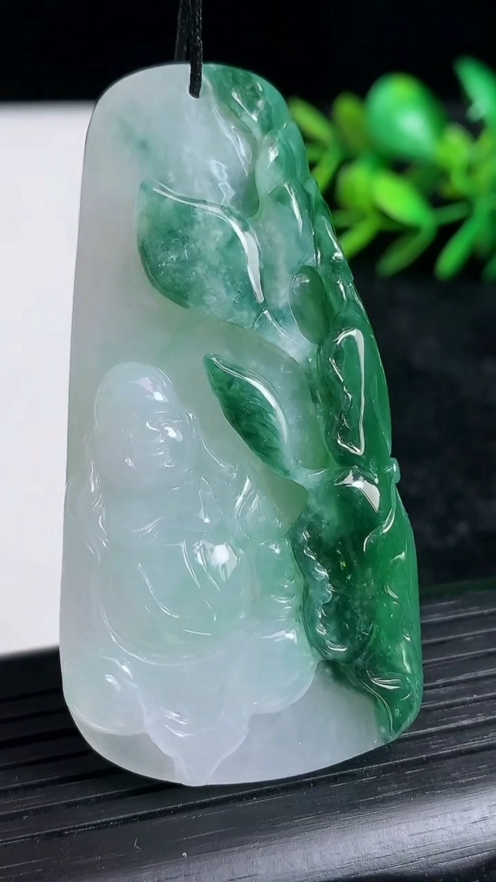 天然A货翡翠逍遥佛吊坠尺寸61.8-31-8.6重量:34.65g
3月21日