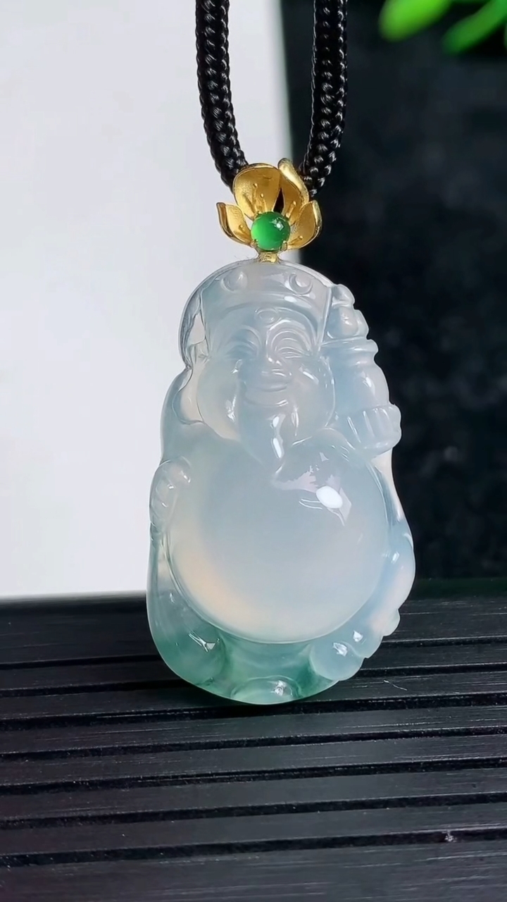 天然A货翡翠种飘花财神爷吊坠尺寸29.1-17.4-8.1重量:6.24g
3月21日