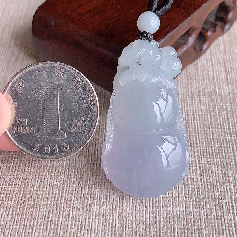 天然A货翡翠淡紫罗兰立体葫芦吊坠 
尺寸40-22.5-11mm 重量18.03g 0320