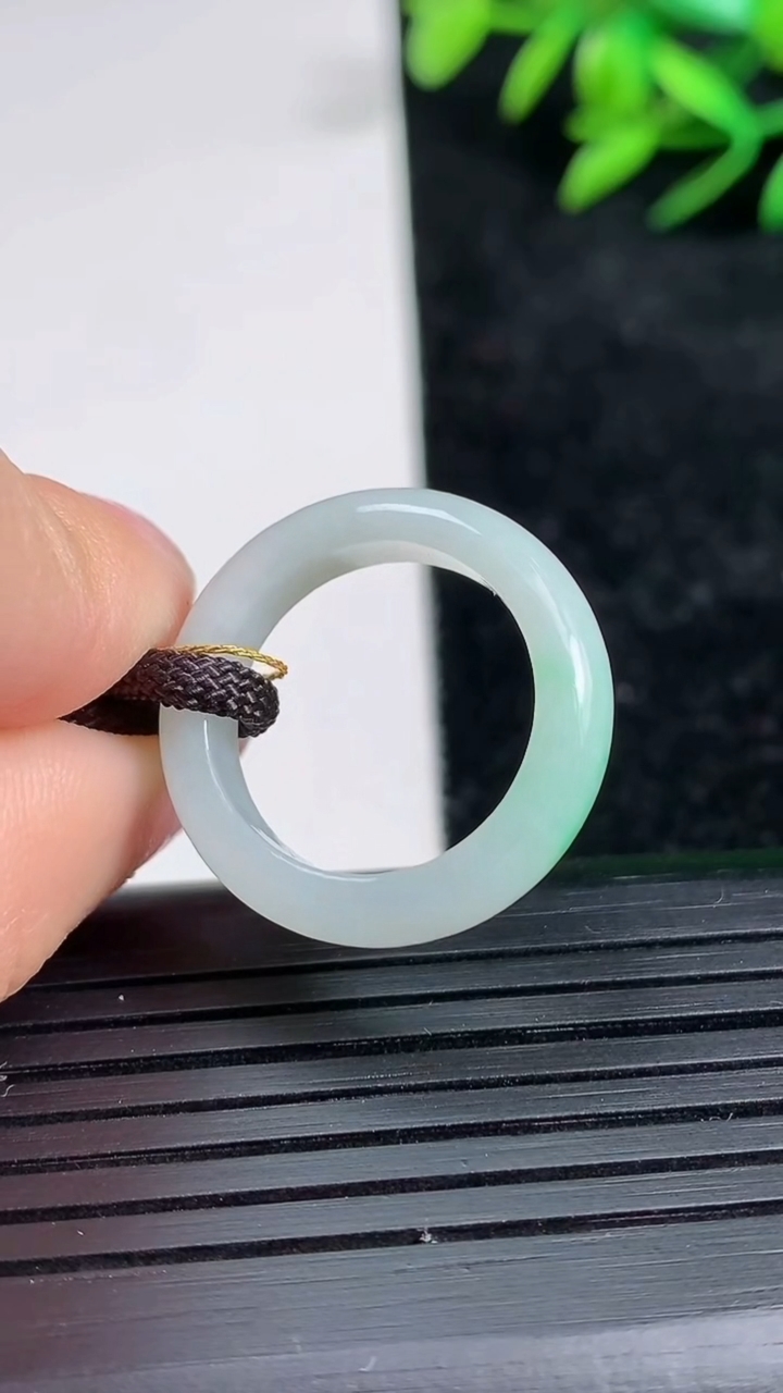 天然A货翡翠指环戒指尺寸16.2-4.3-2.6重量:2.69g2026年3月21日
工厂直销收藏佳品,种好水足，色泽均匀，有种有色，上手高大气！