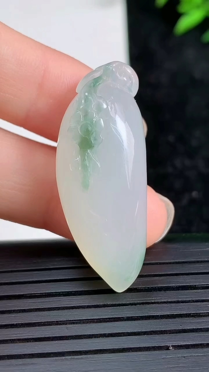 天然A货翡翠飘花福瓜吊坠尺寸36.4-14.2-10重量:9.94g
3月21日