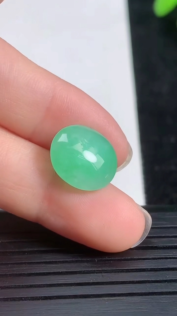 天然A货翡翠蛋面镶嵌件尺寸13.2-11.8-6.3重量:1.83g
3月21日