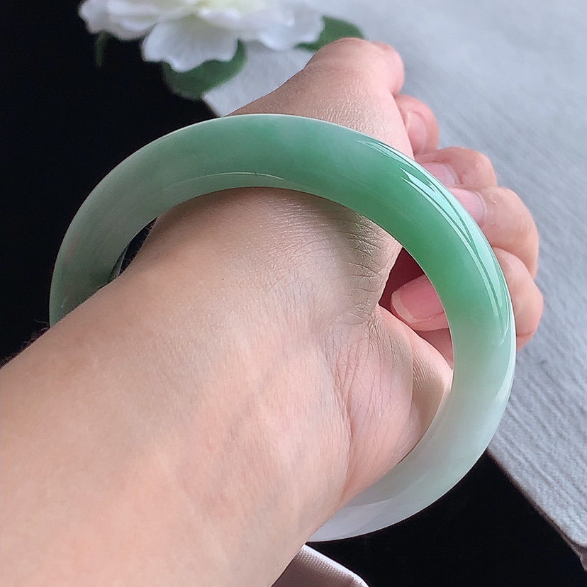 天然A货翡翠飘绿厚装正装正圈手镯57-58圈口  
尺寸57.6-12.4-9.5mm 0318