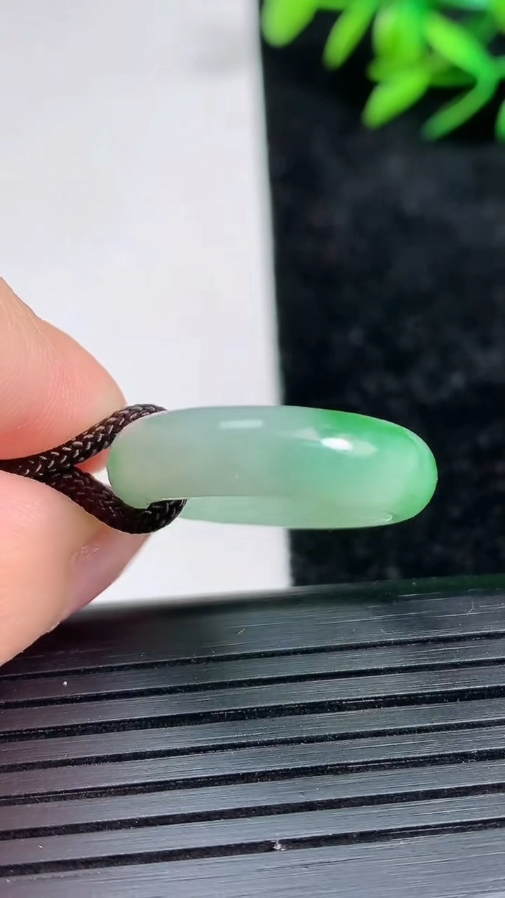 天然A货翡翠指环戒指尺寸17.3-5.5-2.6重量:3.44g2026年3月21日
工厂直销收藏佳品,种好水足，色泽均匀，有种有色，上手高大气！