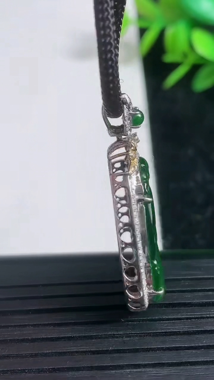 天然A货翡翠如意吊坠尺寸33.6-16.4-5.7裸石22.1-13.7重量:3.50g
3月21日