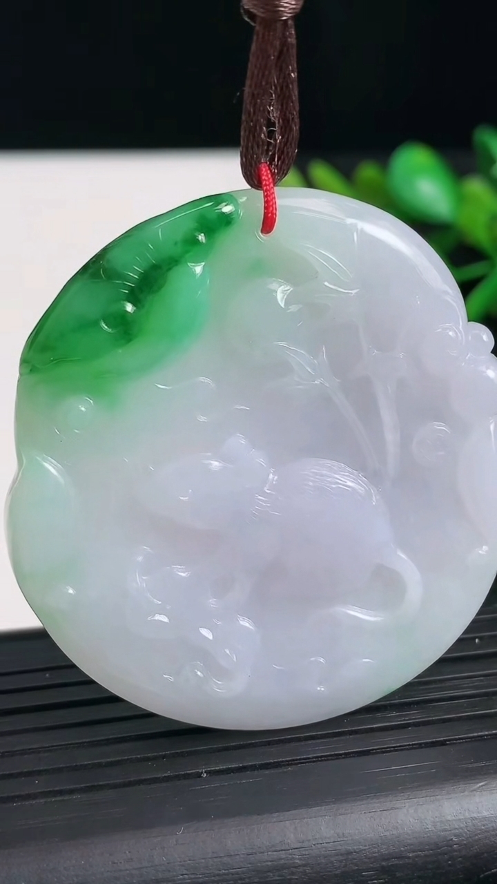 天然A货翡翠生肖鼠吊坠尺寸51.6-47.1-4.9重量:26.96g
3月21日