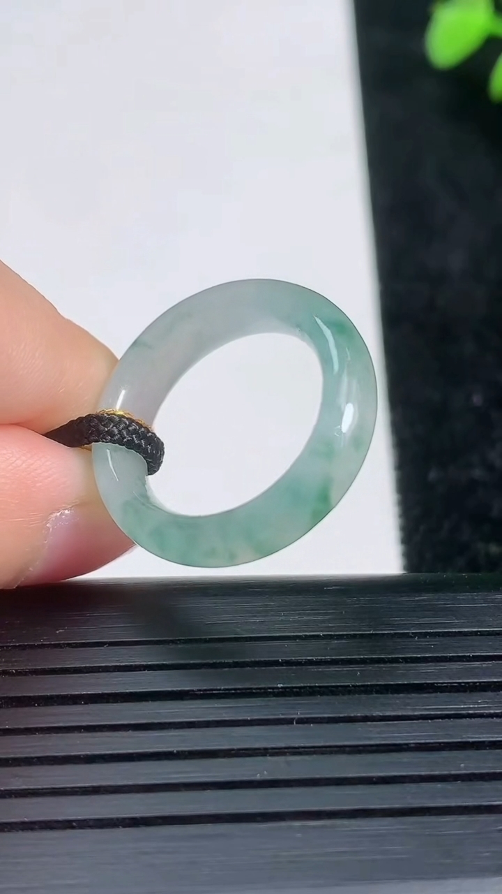 天然A货翡翠冰种飘花指环戒指尺寸16.6-5.5-3重量:3.54g2026年3月21日
工厂直销收