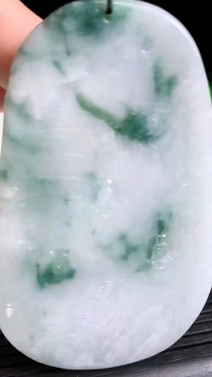 天然A货翡翠飘花山水观音头吊坠尺寸72.2-43.3-5.4重量:41.05g
3月21日