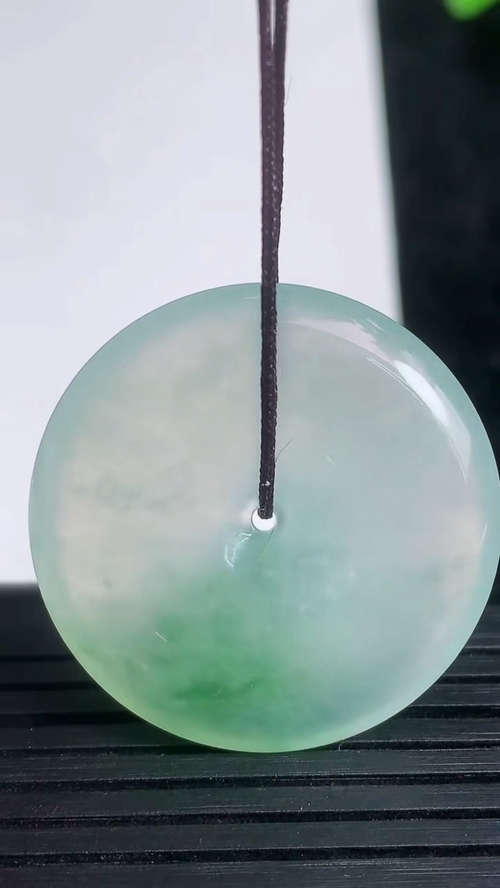 天然A货翡翠种飘花平安扣吊坠尺寸30.2-5.2重量:10.51g
3月21日