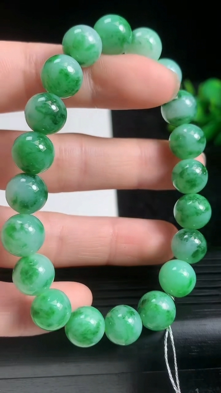 天然A货翡翠圆珠手串尺寸8.8-20颗重量:27.65g3月21日
工厂直销收藏佳品,种好水足，色泽均匀，有种有色，上手高大气！