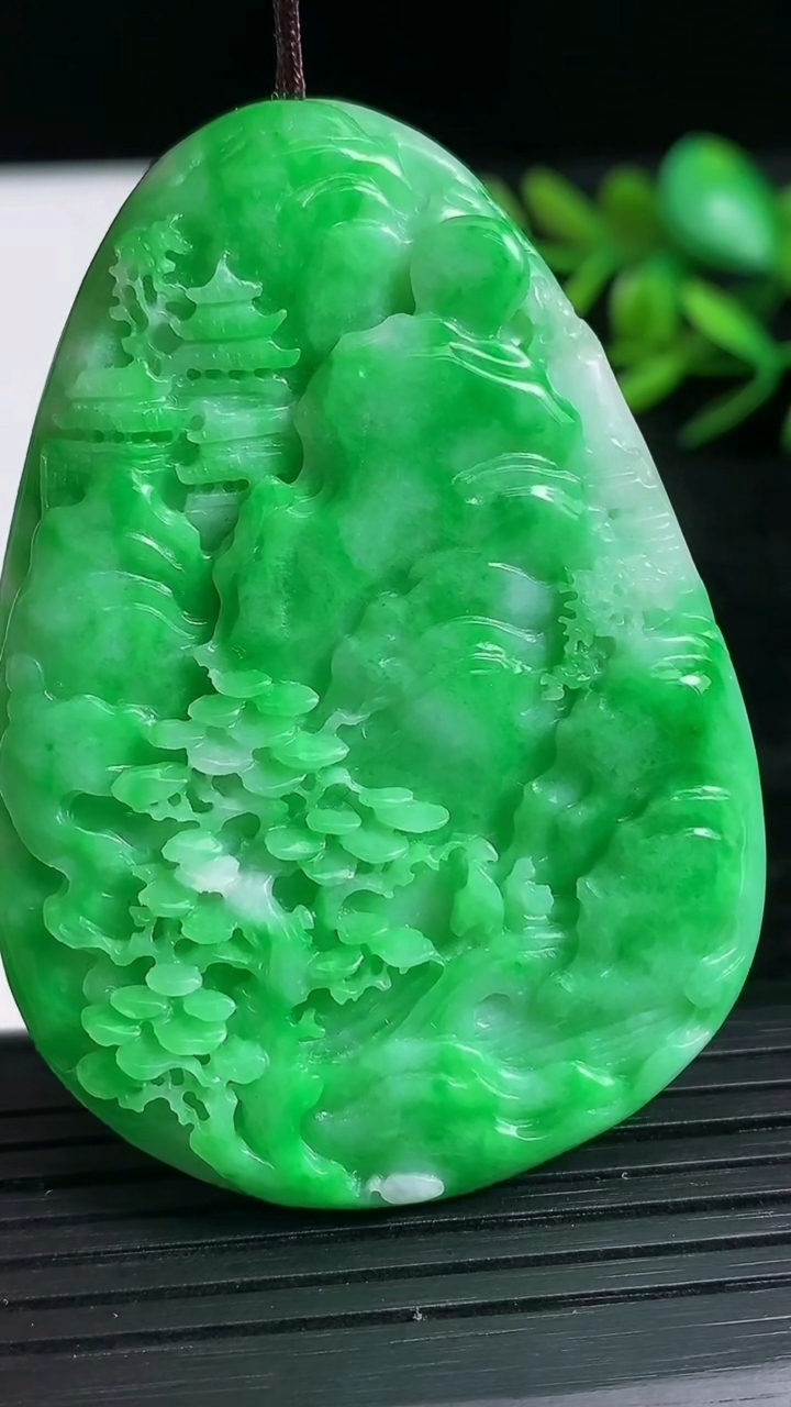 天然A货翡翠山水牌吊坠尺寸58.3-41.3-4.6重量:26.16g
3月21日
