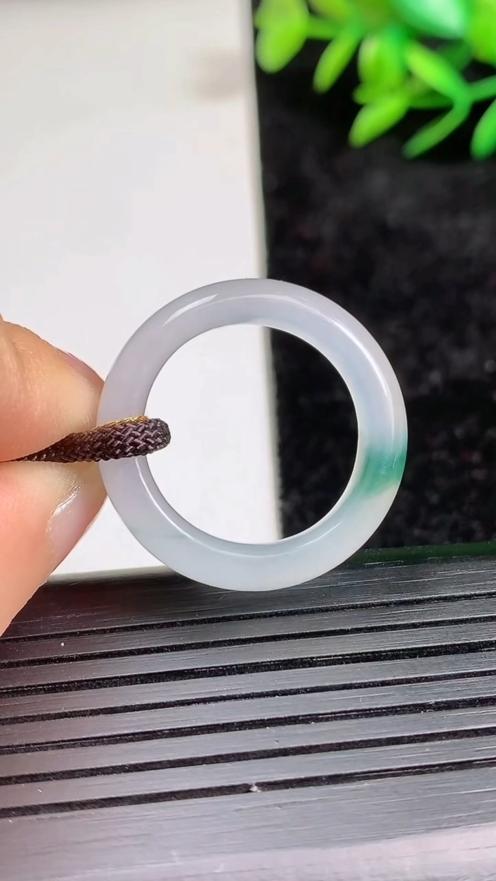 天然A货翡翠冰种飘花指环戒指尺寸18.6-5.5-3.2重量:4.10g2026年3月21日
工厂直销收藏佳品,种好水足，色泽均匀，有种有色，上手高大气！