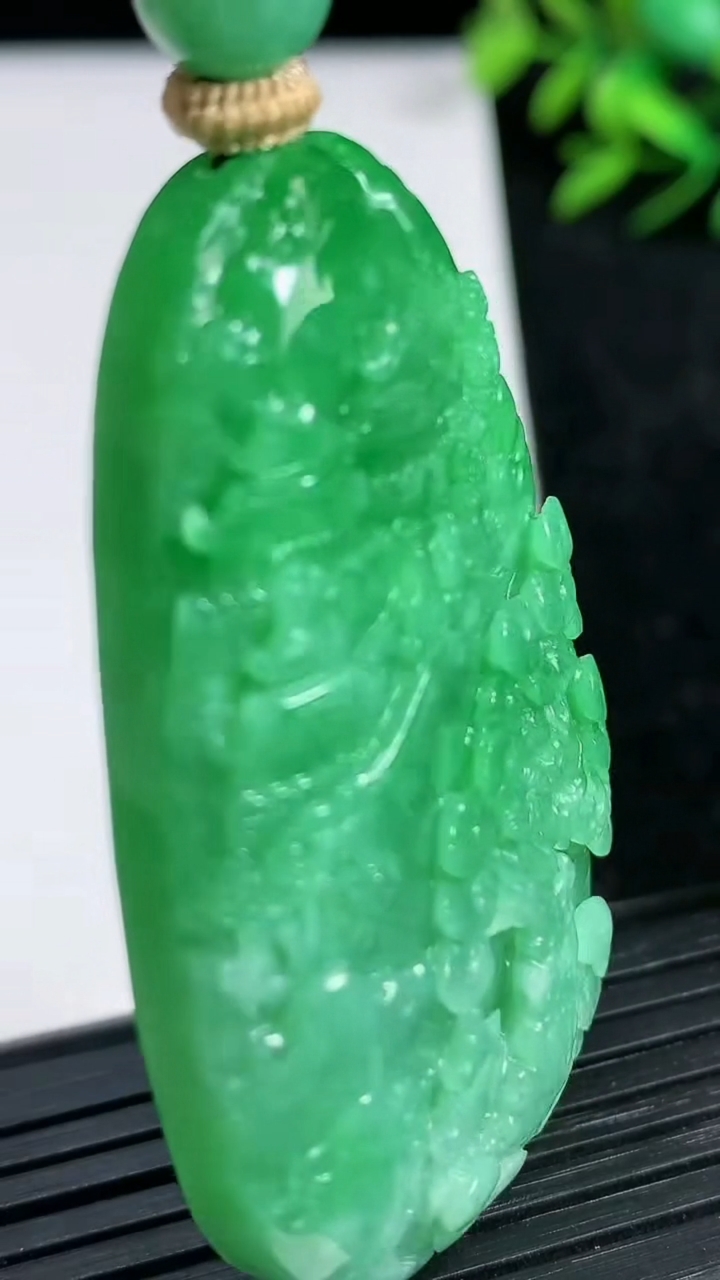 天然A货翡翠山水牌吊坠尺寸53.9-34.4-9.2重量:41.47g
3月21日