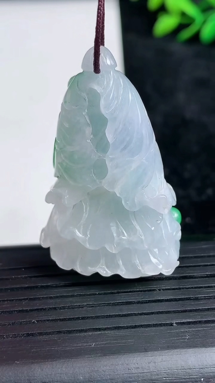 天然A货翡翠白菜吊坠尺寸42.3-26.3-11.8重量:17.39g
3月21日