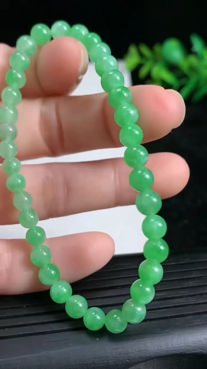天然A货翡翠圆珠手串尺寸4.9-36颗重量:9.12g3月21日
工厂直销收藏佳品,种好水足，色泽均匀，有种有色，上手高大气！