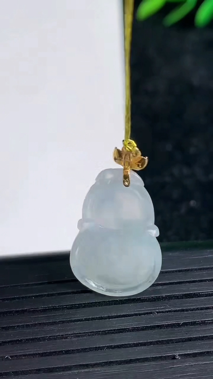 天然A货翡翠种白冰葫芦吊坠尺寸21.9-14.1-4.9重量:3.14g
3月21日