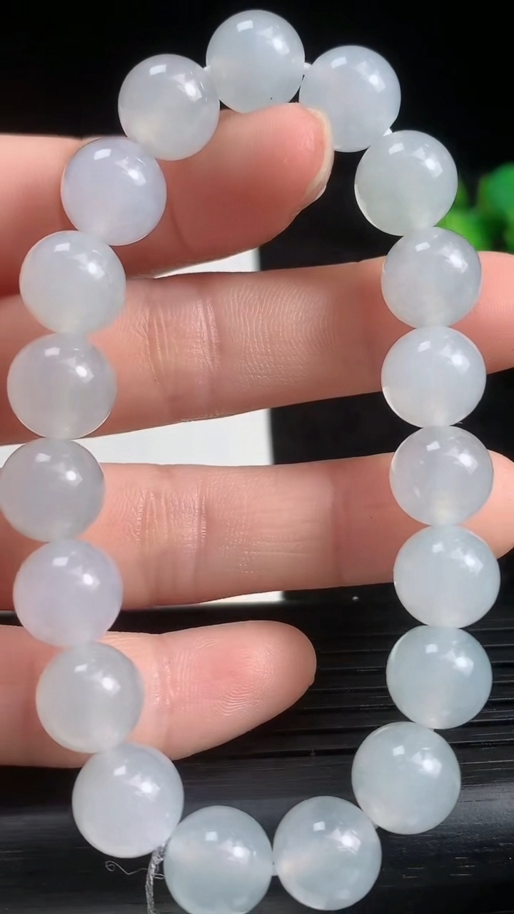 天然A货翡翠圆珠手串尺寸9.8-19颗重量:30.24g3月21日
工厂直销收藏佳品,种好水足，色泽均匀，有种有色，上手高大气！