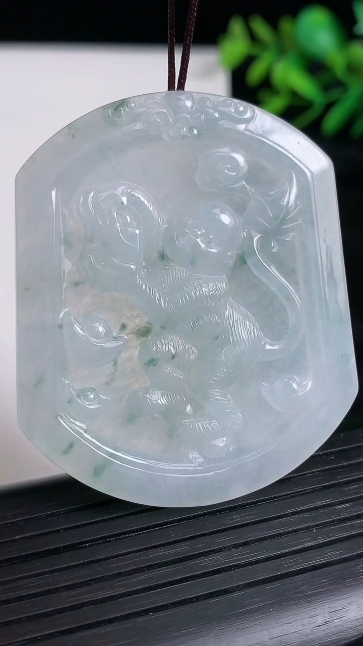 天然A货翡翠飘花生肖猴吊坠尺寸51.3-43.5-3.8重量:22.61g
3月21日