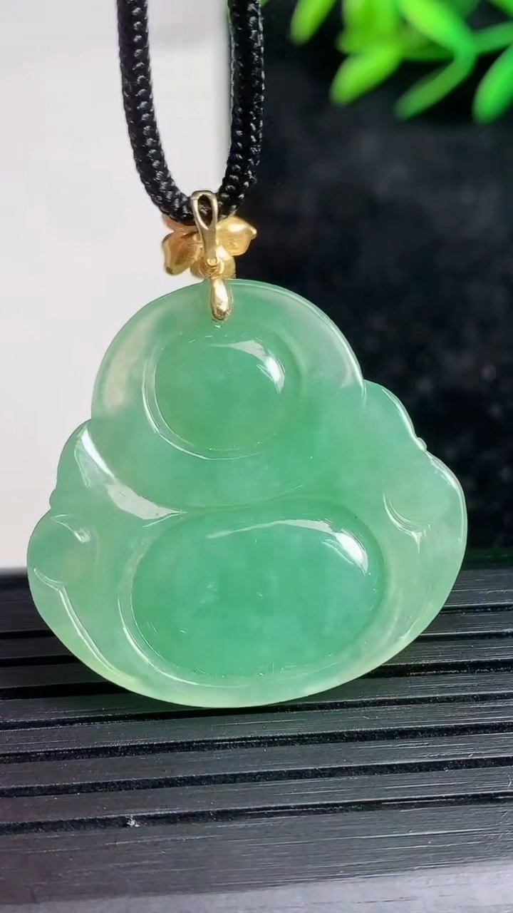 天然A货翡翠佛公吊坠尺寸28.5-30-7重量:9.44g
3月21日