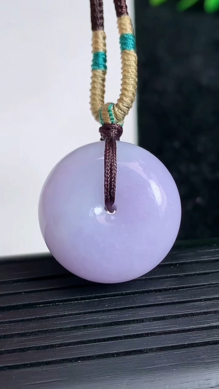 天然A货翡翠紫罗兰平安扣吊坠尺寸22.6-12.2重量:15.80g
3月21日