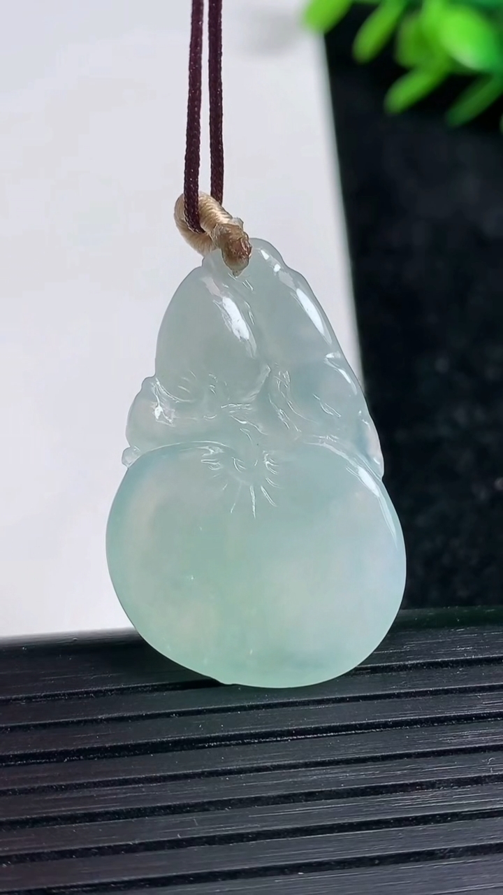 天然A货翡翠寿桃吊坠尺寸33.5-21.9-4.9重量:6.86g
3月21日