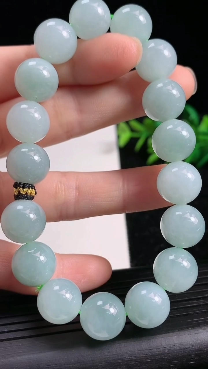 天然A货翡翠圆珠手串尺寸11.4-17颗重量:48.74g3月21日
工厂直销收藏佳品,种好水足，色