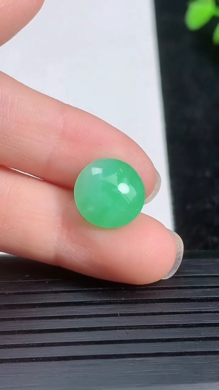 天然A货翡翠蛋面镶嵌件尺寸11.6-6.2重量:1.53g
3月21日