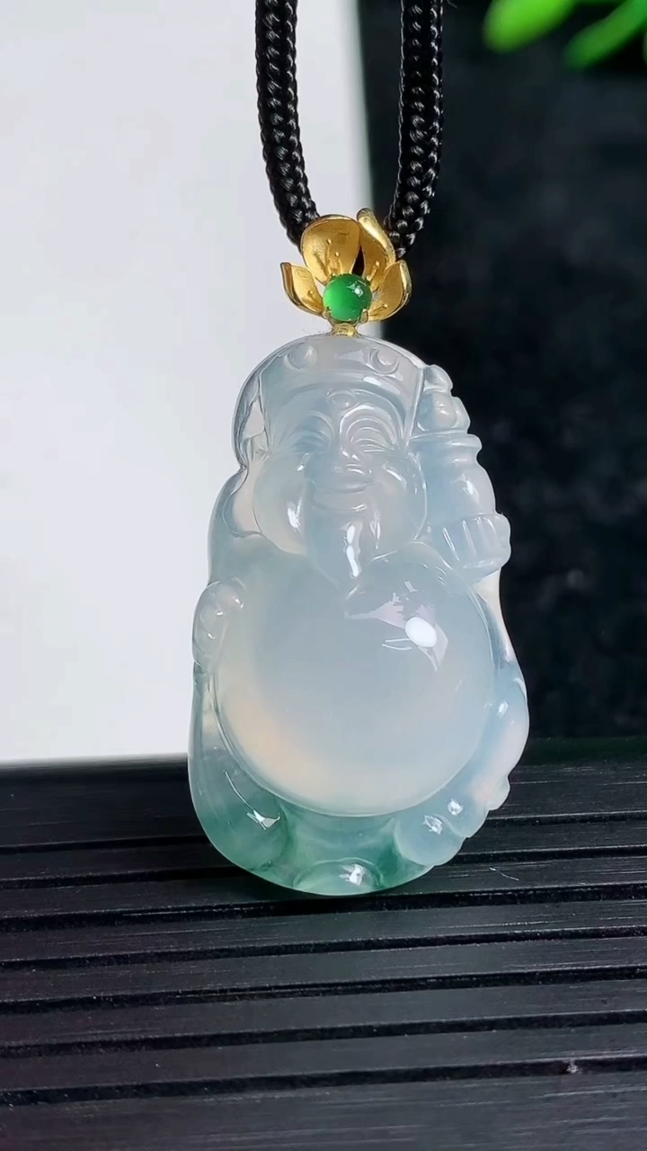 天然A货翡翠种飘花财神爷吊坠尺寸29.1-17.4-8.1重量:6.24g
3月21日