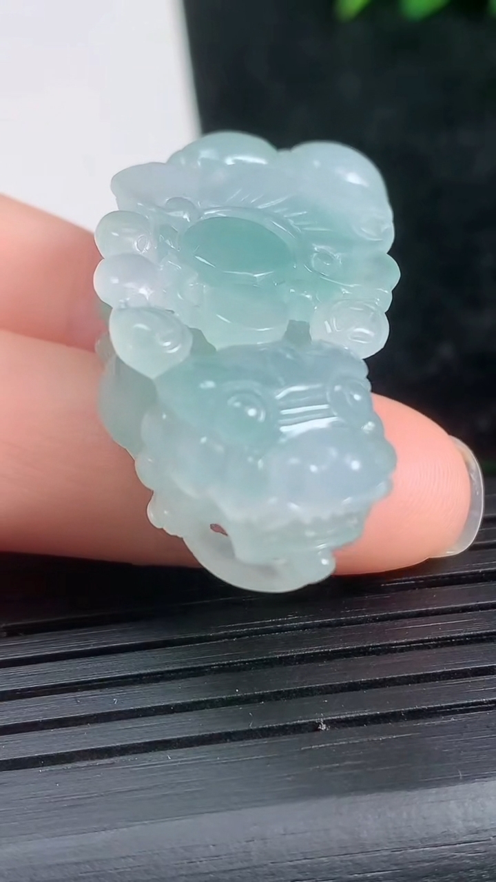 天然A货翡翠貔貅吊坠尺寸38.9-19.2-10.9重量:16.52g
3月21日