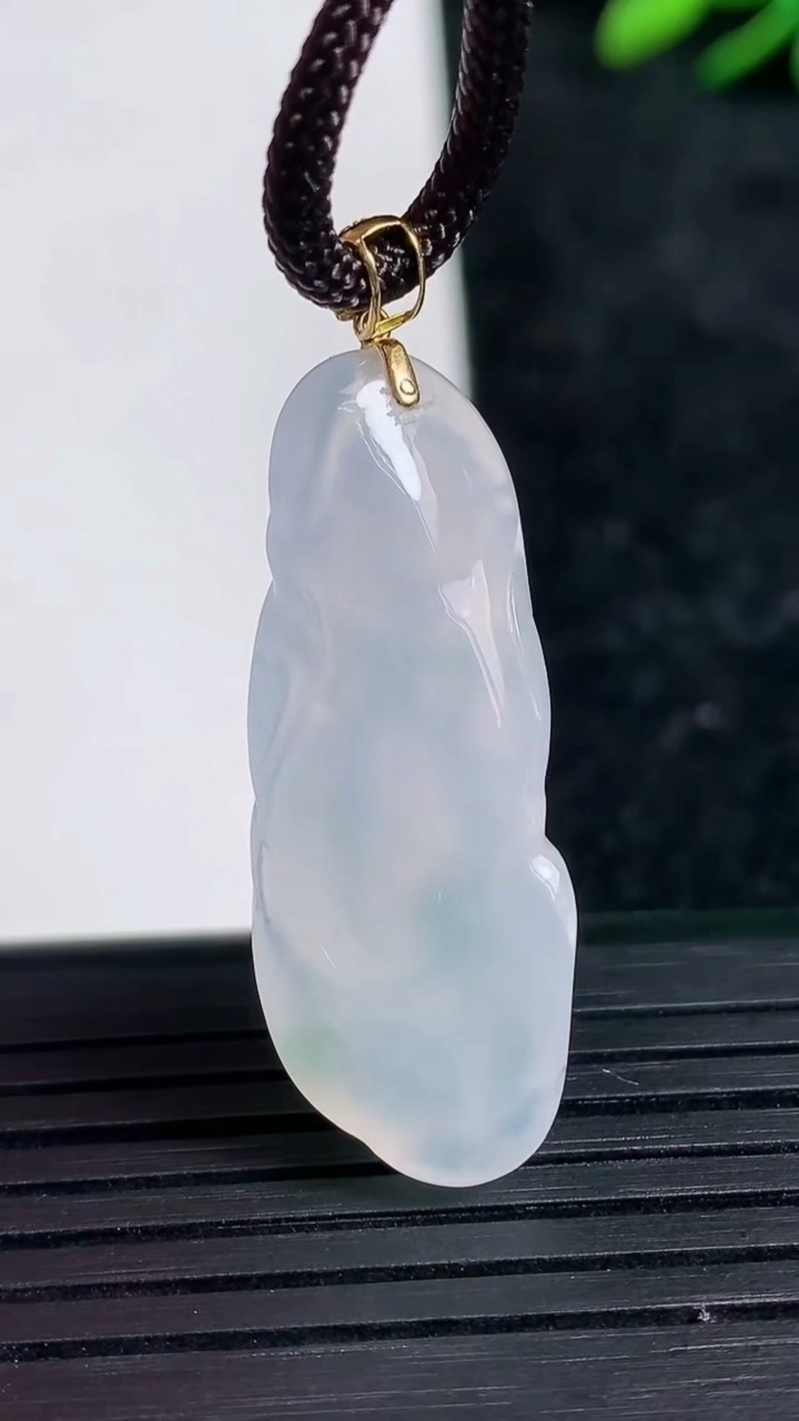 天然A货翡翠种飘花逍遥佛吊坠尺寸33.8-12.8-6.8重量:5.47g
3月21日