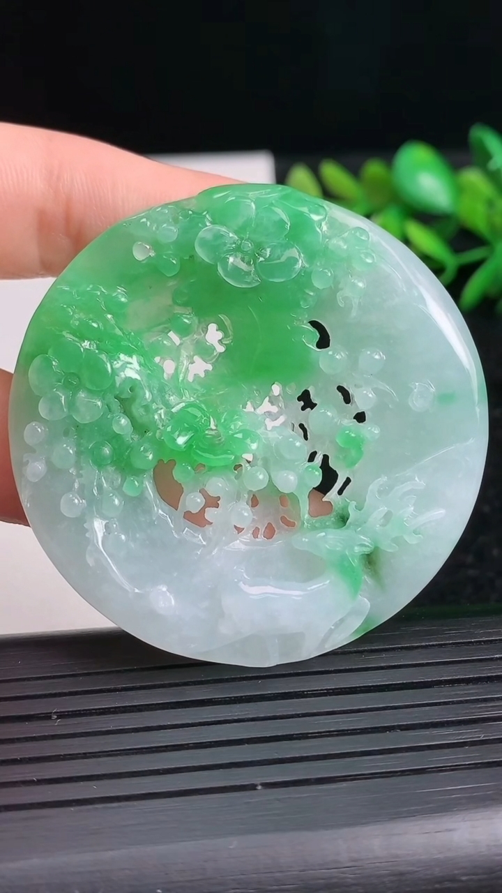 天然A货翡翠梅花鹿吊坠尺寸51.8-6.3重量:27.57g
3月21日