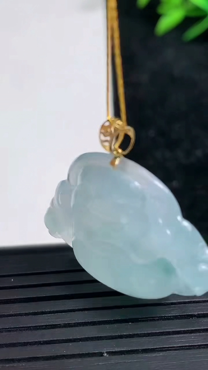 天然A货翡翠种飘花佛公吊坠尺寸25.4-29.1-5.7重量:7.08g
3月21日